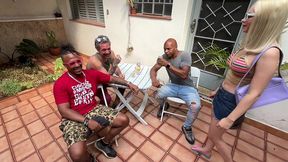a loirinha estava com os amigos num churrasco e sentiu uma coceira no cu