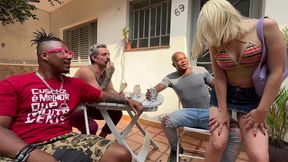 a loirinha estava com os amigos num churrasco e sentiu uma coceira no cu