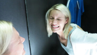 Una nena europea caliente se lo mete hasta el fondo del culo