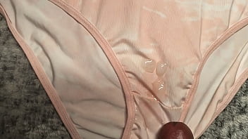 Me corr&iacute_ sobre los panties rositas de mi amiga enfermera