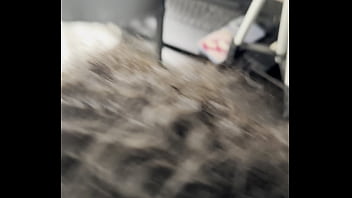 colegiala llama a un desconocido para mamarsela por horas en la cocina