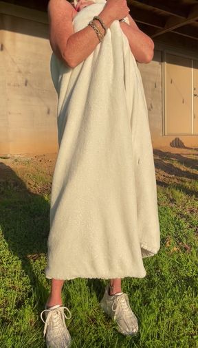 Slim Sunrise GF reveals her naked body outdoors