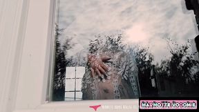 Vends-ta-culotte - Ta voisine sexy se d&eacute_shabille et se masturbe devant sa fen&ecirc_tre - Marmotte.Yoomie