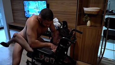 Cadeirante dando o cu para Victor Ferraz. Dessa vez ele saiu correndo