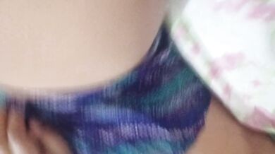 Gostosa morena deliciosa mostrando tudo sozinha