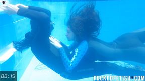 4k Kiss Mia underwater pool neopreno duo romance Skinny