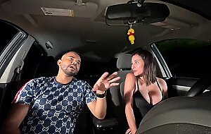 Discuto con mi novio en el carro y viene mi amiga para consolarme y me termina follando