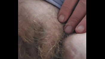 Oma zonder slipje buiten