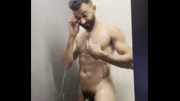 tomando banho no banheiro da academia
