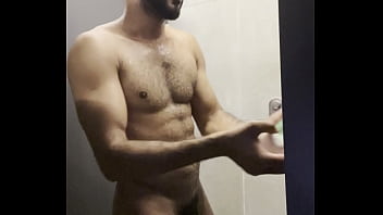 tomando banho no banheiro da academia