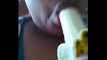Puta gorda chupa un platano.