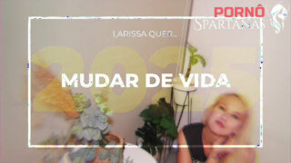 Latina com seios grandes e naturais e mamilos enormes monta no pau em posição de vaqueira antes de uma penetração anal profunda até um orgasmo gritante.