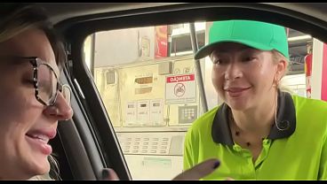 Amateur gas station attendant gets intimate with married couple in the car