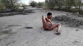 sexy trans caliente en tacones se masturba desnuda publico muy