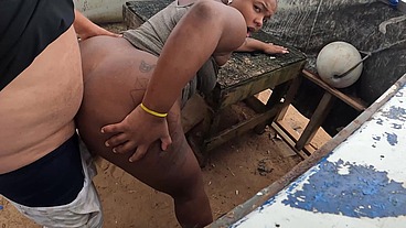 A novinha baiana dando na beira da praia durante o dia