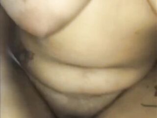 QUE TAL SI ME CHUPAS MIS GRANDES TETAS Y LUEGO TE VIENES EN ELLAS MIENTRAS ME LO METES