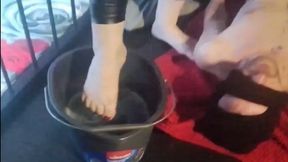 boots kick face con mungitore e foot gagging con acqua sporca