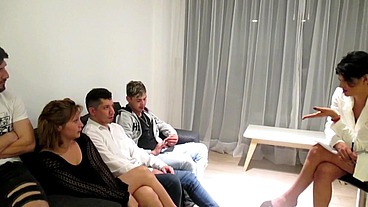 Z B 30 , CON MI HERMANASTRA Y UNO DE MIS HIJASTROS INVENTAMOS UNA TERAPIA DE GRUPO PARA HACER UNA ORGIA CON DOS VECINOS DE ARRIBA , CAPITULO 30