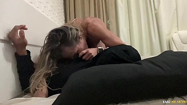 Milf gostosa dá o cuzinho de quatro e é fodida forte ficando toda molhadinha de tesão