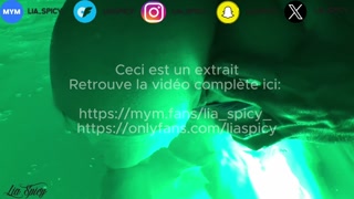 Je le chauffe dans la piscine de l'hôtel à Lyon, puis il m'encule sévèrement