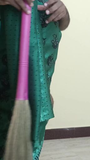 Jaw-dropping moment from &quot;Green colour saree aunty hot romance viral video&quot;