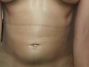 💥 Latina caliente escurre de Sudor montando verga duro