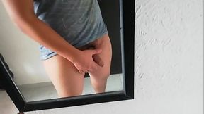 Alex se masturba y se viene semi desnudo