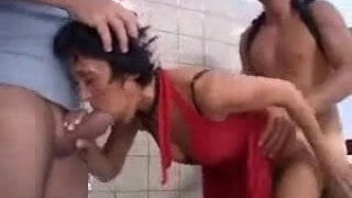 Cara fode MILF madura com anal em sexo a três