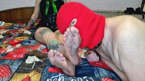 Dirty Feet Fetish. Slave kisses and licks Goddess&#039;s dirty feet.
