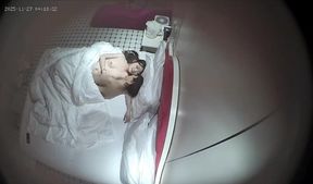 流出酒店上帝視角偷拍❤️長腿白虎美女被男友先舔後操