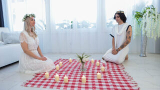 Elias Cash, iri göğüslü olgun sarışın Angelica Coralvine'i arkadan beceriyor ve ardından dar deliğine bolca meni boşaltıyor.