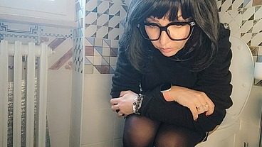 Lavinia della love on the toilet