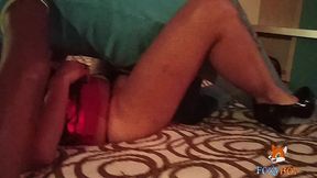 despues de calentar al chofer del uber con una rica mamada durante el viaje frente a mi esposo me llevaron al hotel para follarme