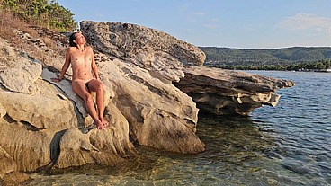 Watching a nudist girl on Playa Nudista#hot pee on a big rock