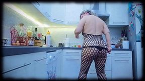 VIDEO dans ma cuisine Une vraie coquine, n'_est-ce pas ?