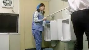 Japan Toilet Cleaner Gives Mind-Blowing Oral to Mystery Man