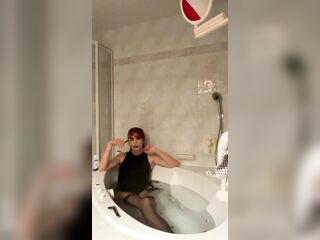 Tranny in Bathtub Smokin' & Cumming