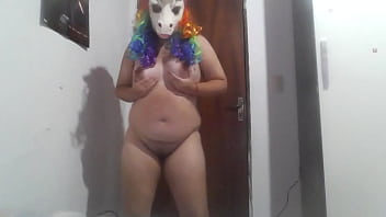 Dan&ccedil_ando gostoso para voc&ecirc_ e mostrando minha buceta virgem