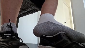 Shemale haciendo poses con piernas