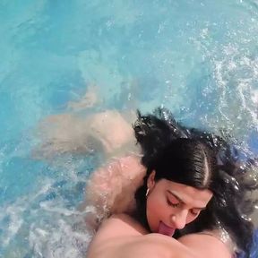 Lesbians Get Very Horny While Sunbathing and Fucking by the Pool - in Spanish