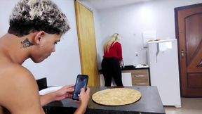 madrasta preparando a rosquinha para entiado comer enquanto o safadao faz um video dela