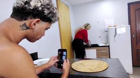 madrasta preparando a rosquinha para entiado comer enquanto o safadao faz um video dela