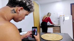 madrasta preparando a rosquinha para entiado comer enquanto o safadao faz um video dela