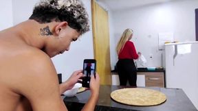 madrasta preparando a rosquinha para entiado comer enquanto o safadao faz um video dela