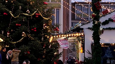 First it goes to the Christmas market, then they come home, she gets dressed really sexy and then there is great ass-sex ... good conversation