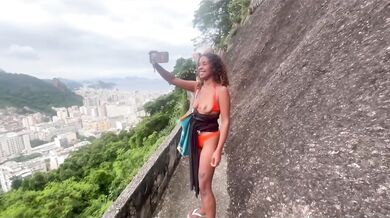 Public crotalada in Rio’s favela with a tight Brazilian slut