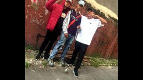 3 garotos passam o rodo nas mina do baile