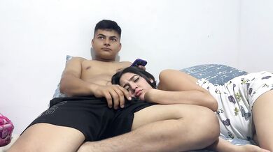 Sorprendí a mi hermanastra culona mientras veíamos una película, le metí mi enorme verga directamente en la boca y me la chupó como una puta