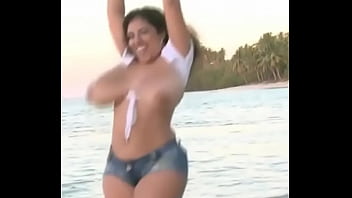 Casada balan&ccedil_ando os seios na praia