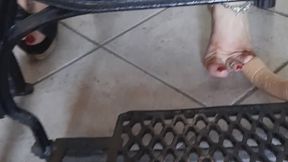 Cucendo premendo forte il pedale con un cazzo di gomma tra i mei Peidi